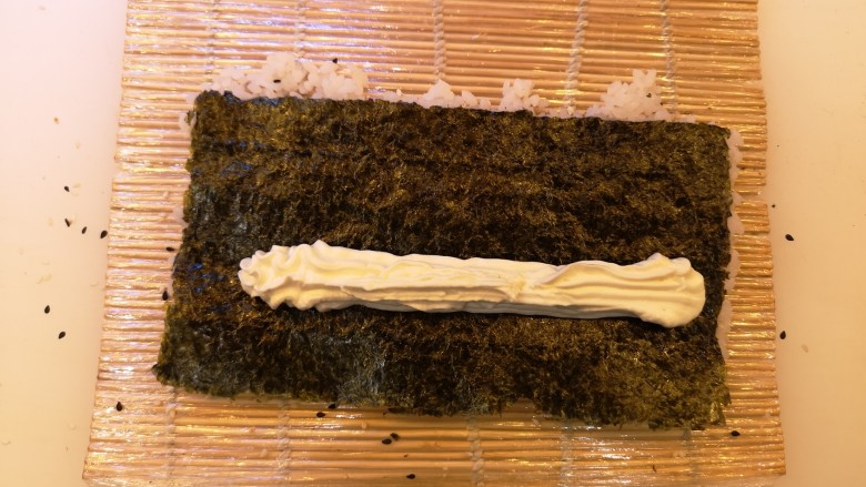 寿司蕃薯卷,翻个面，挤上新鲜奶酪