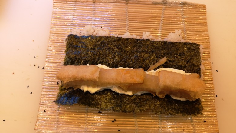 寿司蕃薯卷,放上炸好的蕃薯