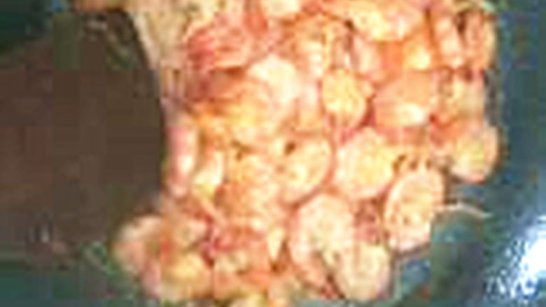洋葱炒虾,将油倒入锅中，待油烧热后放入对虾翻炒直至虾子变成红色，然后加点糖提提鲜。