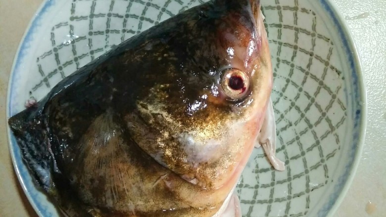 芥菜鱼头汤,鱼头洗净,鱼腮腥味很重,所以一定要将鱼腮去除干净,再冲洗干净,控干水分。