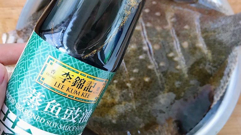 清蒸多宝鱼,蒸鱼必备的蒸鱼豉油(因为有食盐的腌制 蒸鱼豉油需要酌情增加)
