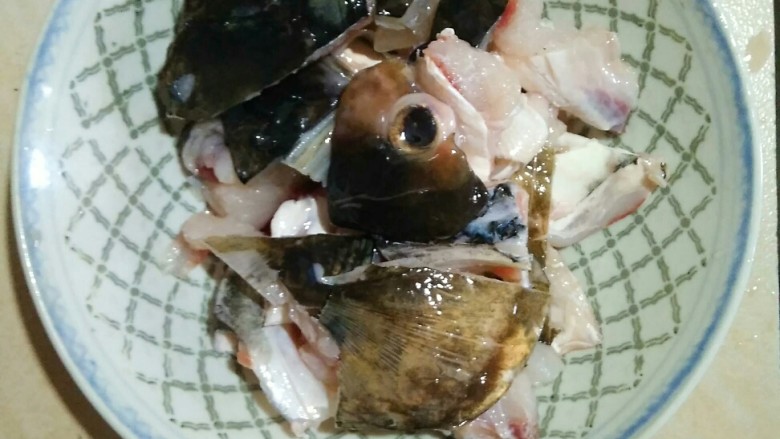 芥菜鱼头汤,将鱼头剁成小块,方便入味。