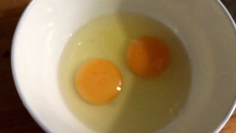 “双嫩”合璧,五彩纳福➕彩蔬肉末豆腐蒸蛋,无公害鸡蛋两颗,打入碗中