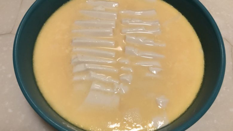 “双嫩”合璧,五彩纳福➕彩蔬肉末豆腐蒸蛋,蒸好的鸡蛋豆腐戴上隔热手套拿出,小心烫