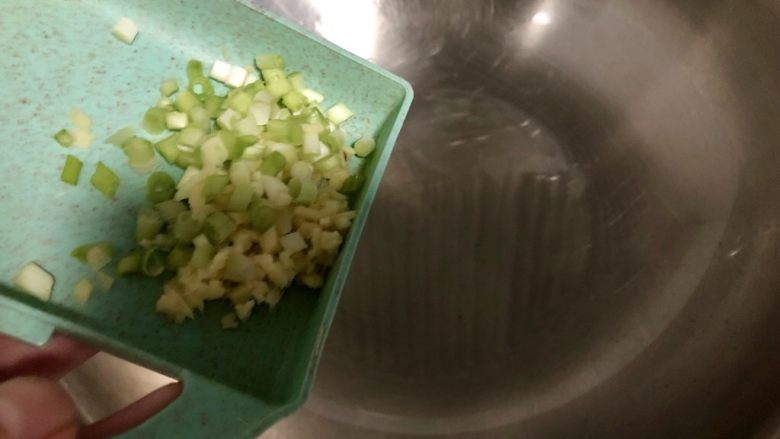 “双嫩”合璧,五彩纳福➕彩蔬肉末豆腐蒸蛋,蒸上豆腐后,我们来准备五彩肉末,热锅冷油,小火加入葱白姜末煸香