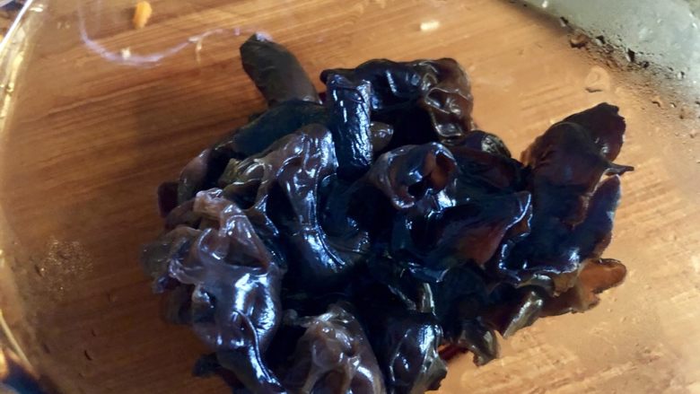 “双嫩”合璧,五彩纳福➕彩蔬肉末豆腐蒸蛋,泡发好的木耳在清水中揉搓洗净备用