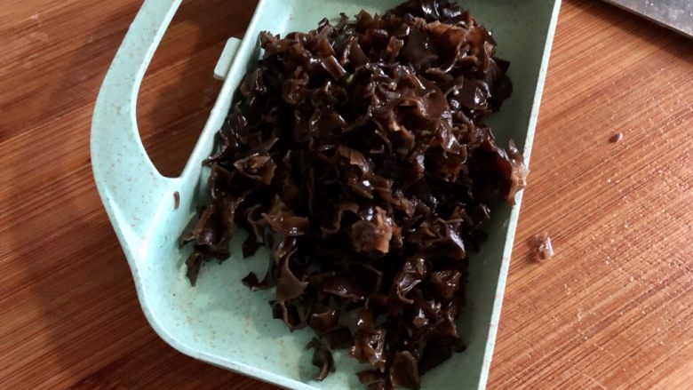 “双嫩”合璧,五彩纳福➕彩蔬肉末豆腐蒸蛋,木耳切末备用