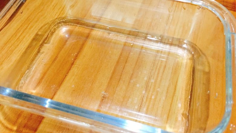 零失败+自制缤纷果冻,取出容器,液体分两次加入,先倒入一部分