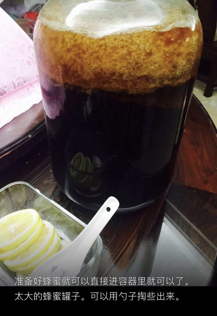 减肥美白蜂蜜柠檬🍋茶🍵,准备好蜂蜜就可以直接进容器里就可以了。太大的蜂蜜罐子。可以用勺子掏些出来。