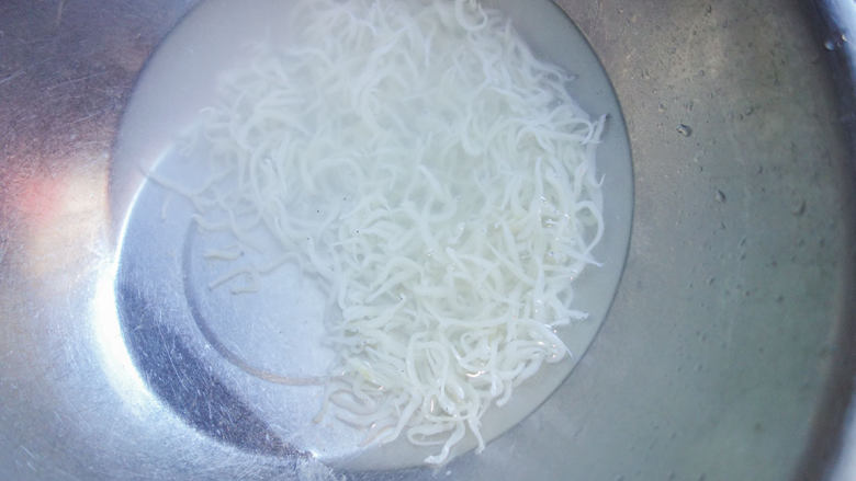 补钙又美味的虾皮粉, 银鱼用水多洗几次,去掉一部分咸味