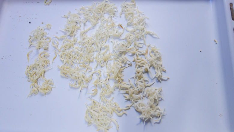 补钙又美味的虾皮粉,烤到银鱼表面微黄,摸上去有点干燥就可以了,如果还没有好可以翻面继续烤一下