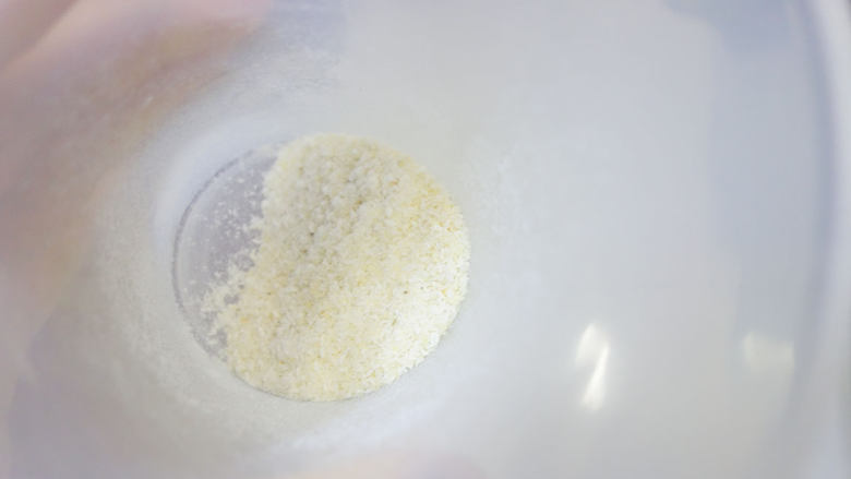 补钙又美味的虾皮粉, 打成粉末,量太少料理棒也打不了,所以看自己料理机大小决定银鱼量的多少