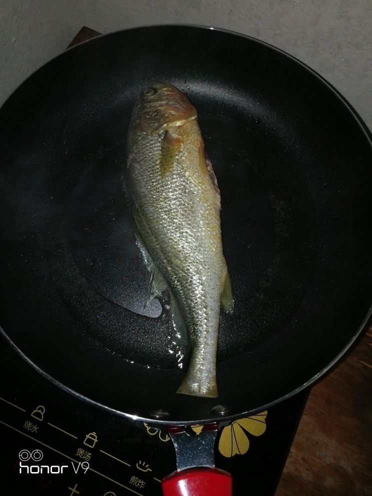 鱼吃豆腐🙈,锅中加油，把<a style='color:red;display:inline-block;' href='/shicai/ 465'>豆腐</a>，鱼下锅煎成2面金黄后放开水盖过鱼，同时下盐和<a style='color:red;display:inline-block;' href='/shicai/ 692'>酱油</a>（我是中午吃剩的肉丸，白菜和花甲肉）一起闷会（大概15分钟左右），让所有食材更入味。