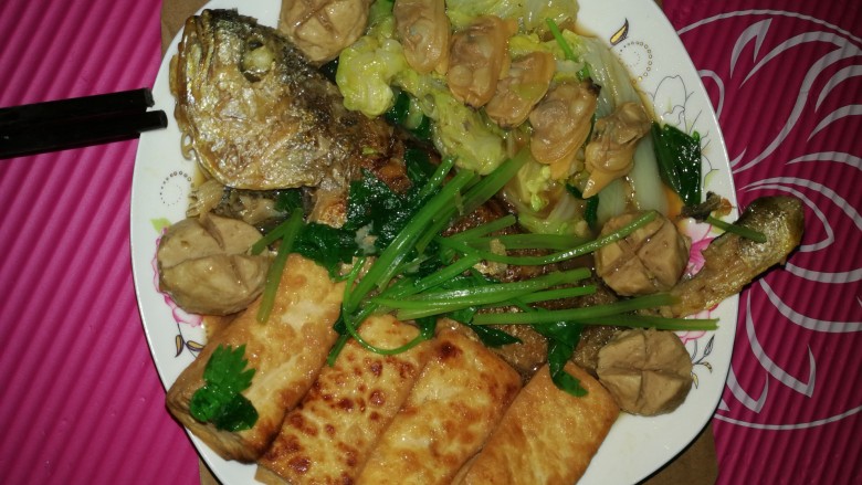 鱼吃豆腐🙈,收汁，撒<a style='color:red;display:inline-block;' href='/shicai/ 125'>芹菜</a>，摆盘，开吃。