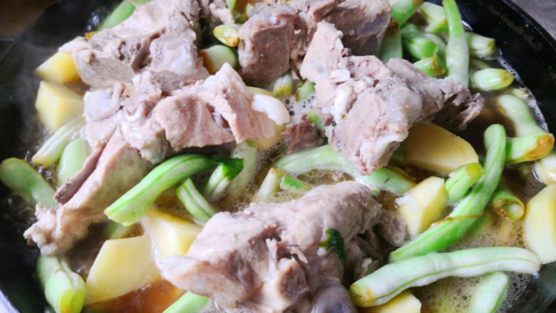 脊骨土豆炖豆角,再把脊骨带汤一起倒入锅里,一起炖,汤要多些,这样加入的就是高汤,炖出来味道才会更好,