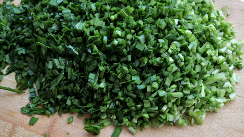 小白菜猪肉饼,<a style='color:red;display:inline-block;' href='/shicai/ 116'>韭菜</a>摘洗干净,切碎,