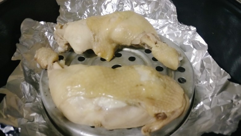 果茶熏鸡,再把煮好的鸡腿捞出,放在篦子上