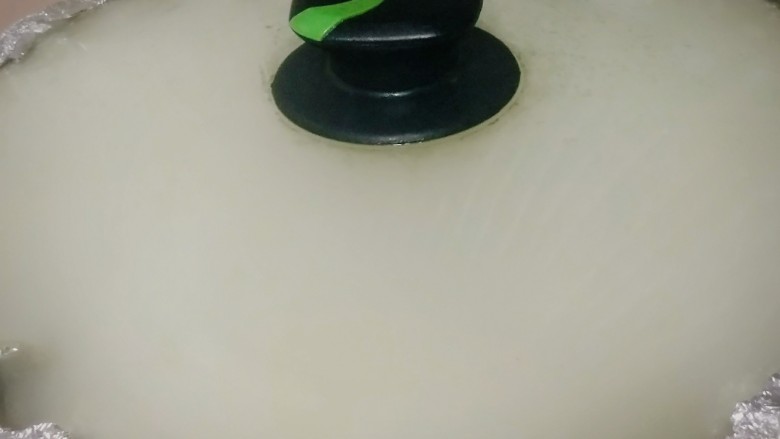 果茶熏鸡,熏的过程中一定要开抽油烟机,如果室外更好。锅内有大量白色烟雾,正常,不用关火,一会热气就会消散。