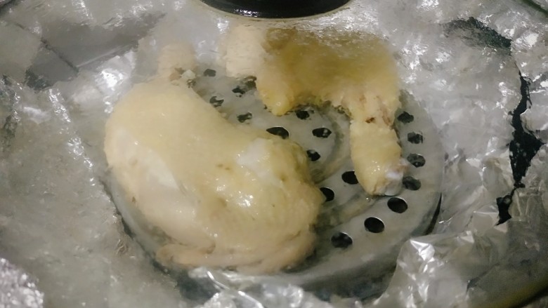 果茶熏鸡,盖上锅盖,锅盖四周可在用锡纸包裹,可使锅内空气密封性更好