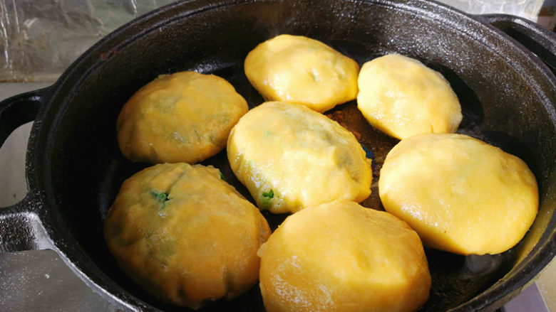 小白菜猪肉饼,再倒入开水,水量能够盖住锅底就可以,盖上盖儿小火慢煎,