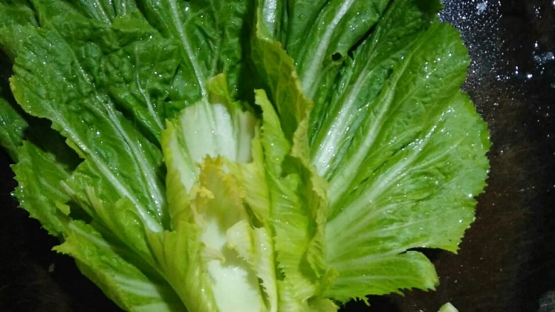 芥菜鱼头汤,芥菜洗净,将根蒂切除。