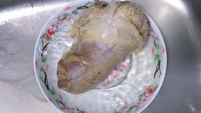 朝鲜冷面,把焯好之后的牛腱肉反复冲洗干净表面血沫