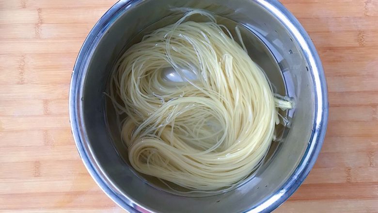 朝鲜冷面,冷面处理:
将黄色冷面提前浸泡5分钟(打结处面条都黏在一起 需要分开 还有一种黑色的荞麦面一时想吃却买不到哈哈哈)