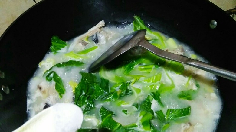 芥菜鱼头汤,加入一小勺食盐进行调味,水再次沸腾后片刻即可关火。
