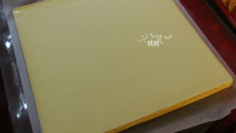 原味蛋糕卷,烤好的蛋糕卷取出来,无需倒扣,晾凉,倒出来,如果你要卷正卷,就跟我一样正面在下,如果要卷毛巾卷,就把正面朝上。