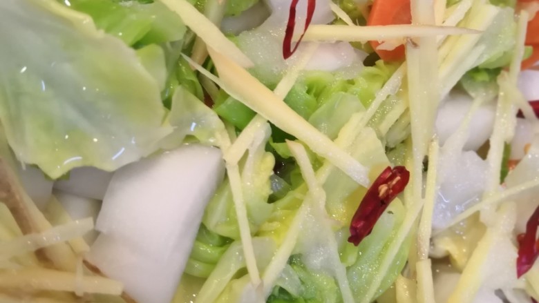 夏日必备爽口泡菜,干辣椒撒到盆中,不一定每层都撒,没太大关系。