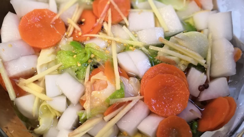 夏日必备爽口泡菜,最后再来一层蔬菜,姜丝,绵白糖,辣椒,白醋,基本没过食材就可以了,因为还会出很多水。