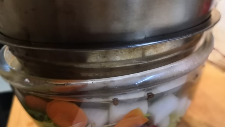 夏日必备爽口泡菜,找合适大小的盆,底部一定清洗干净,上面放水压在食材上面。