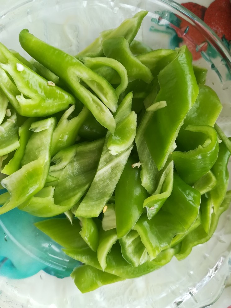 家常辣椒炒肉,把准备好的<a style='color:red;display:inline-block;' href='/shicai/ 8778'>尖椒</a>切滚刀!!