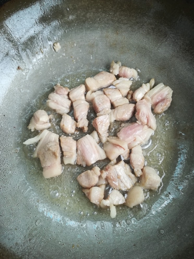 家常辣椒炒肉,起锅烧油倒入切好的五花肉!!!