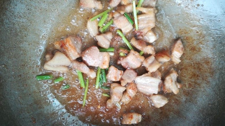 家常辣椒炒肉,炒出糖色!!!
