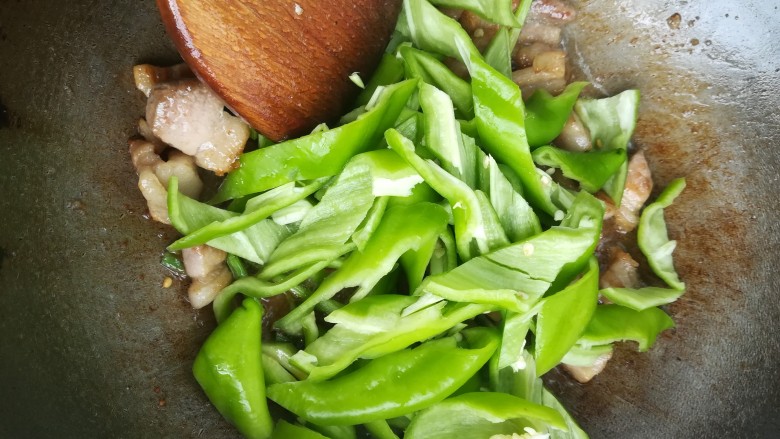 家常辣椒炒肉,放入切好的尖椒翻炒半分钟!!!