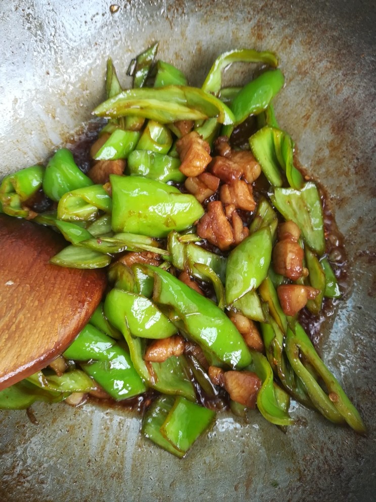 家常辣椒炒肉,继续翻炒三分钟!!!!