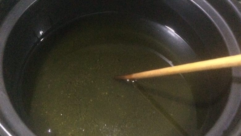 金色的红豆春卷,锅里倒适量油,中小火加热。
用筷子试油温,会从筷子尖冒出许多小泡泡就可以炸了。