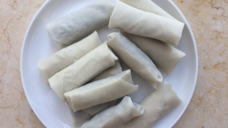 金色的红豆春卷,全部春卷做好后,准备开始炸。