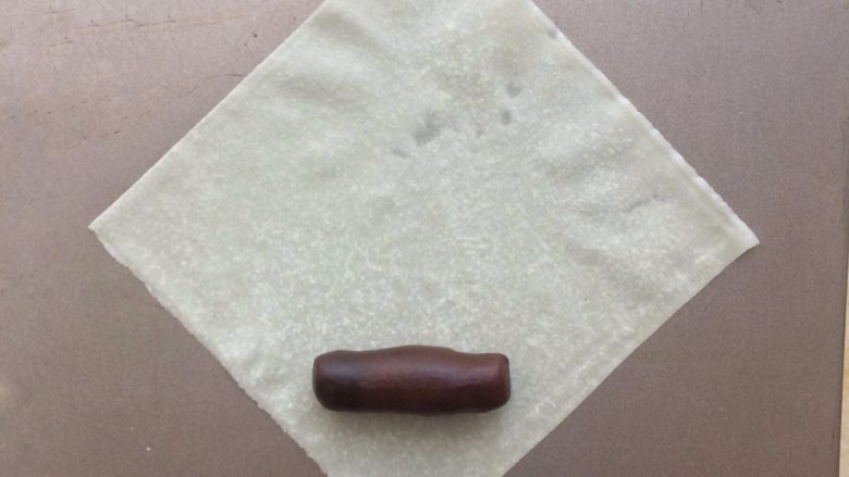 金色的红豆春卷,铺上春卷皮,放上豆沙馅。