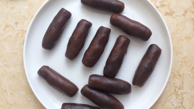 金色的红豆春卷,红豆沙馅称每个约25克,然后揉成11个细长条。