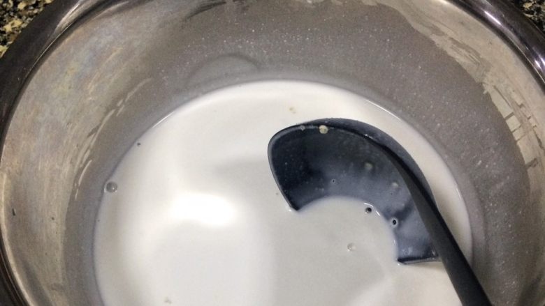 夏日小清新:藜麦金米马蹄糕,蒸藜麦层,蒸之前得用勺子搅拌一下,以免藜麦和马蹄粉沉底。