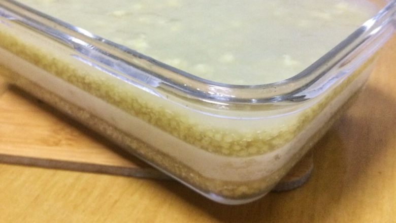 夏日小清新:藜麦金米马蹄糕,拿出马蹄糕放置自然凉却,可等凉却后密封放入冰箱冷藏。
我一般是晚上做的糕点,第二天再吃。