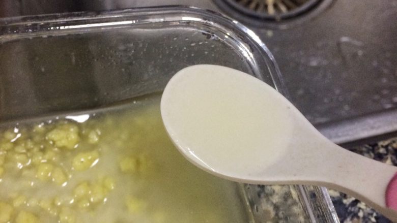 夏日小清新:藜麦金米马蹄糕,蒸好后,用隔热手套拿出容器,用小汤匙勺走多余的糖水。