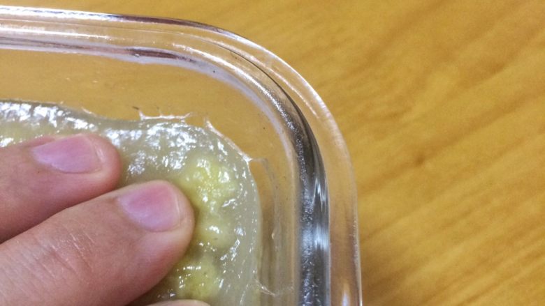 夏日小清新:藜麦金米马蹄糕,马蹄糕彻底凉透后可脱模。
用手按着马蹄糕表面然后向里拉一下,如此按拉一圈。
注意:必须等彻底凉透才切,否则马蹄糕容易分层。