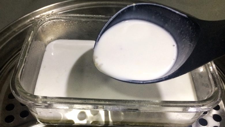 夏日小清新:藜麦金米马蹄糕,倒入2大勺粉浆时要放低点轻轻倒,以免粉浆将前一次蒸好的马蹄层冲坏了。
盖上锅盖蒸10分钟。