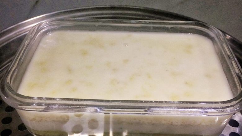 夏日小清新:藜麦金米马蹄糕,最后倒2.5大勺金米粉浆蒸13分钟左右就可以出锅啦。
因为这次每层都蒸得比较厚,所以只蒸了三层。