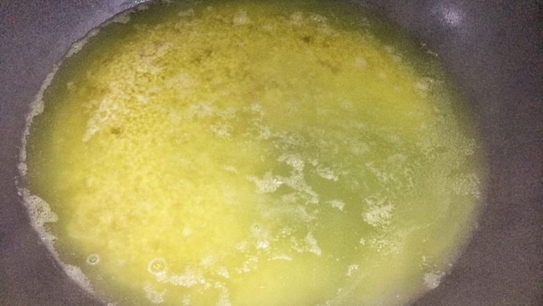 夏日小清新:藜麦金米马蹄糕,锅里加适量水,中小火煮熟金米。
这种金米特别容易熬煮,约10分钟就熟了,口感很软。
如果想小米更容易煮熟,可提前浸泡两小时。