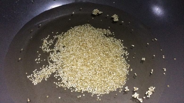 夏日小清新:藜麦金米马蹄糕,适量水中小火煮藜麦,约十二分钟左右。
藜麦变半透明且出芽圈。
煮好后捞起沥干水备用。