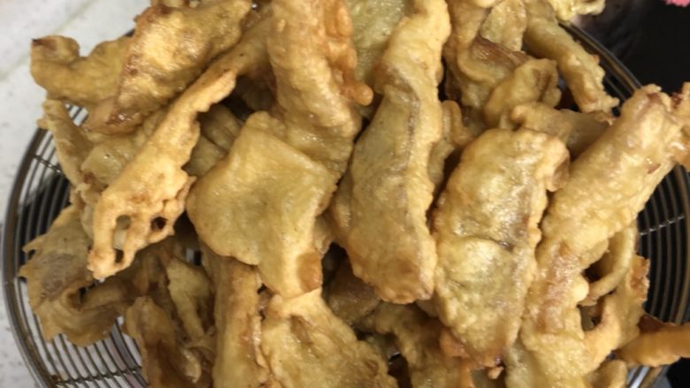 不可思议的菜:脆炸平菇,倒入锅中复炸!